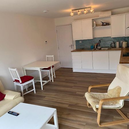 Adorable One-Bedroom Flat With Patio Garden. Southwick  외부 사진