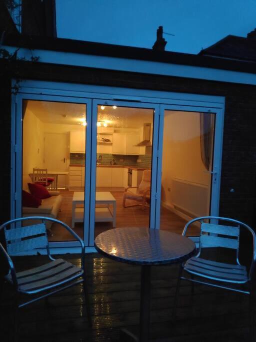 Adorable One-Bedroom Flat With Patio Garden. Southwick  외부 사진