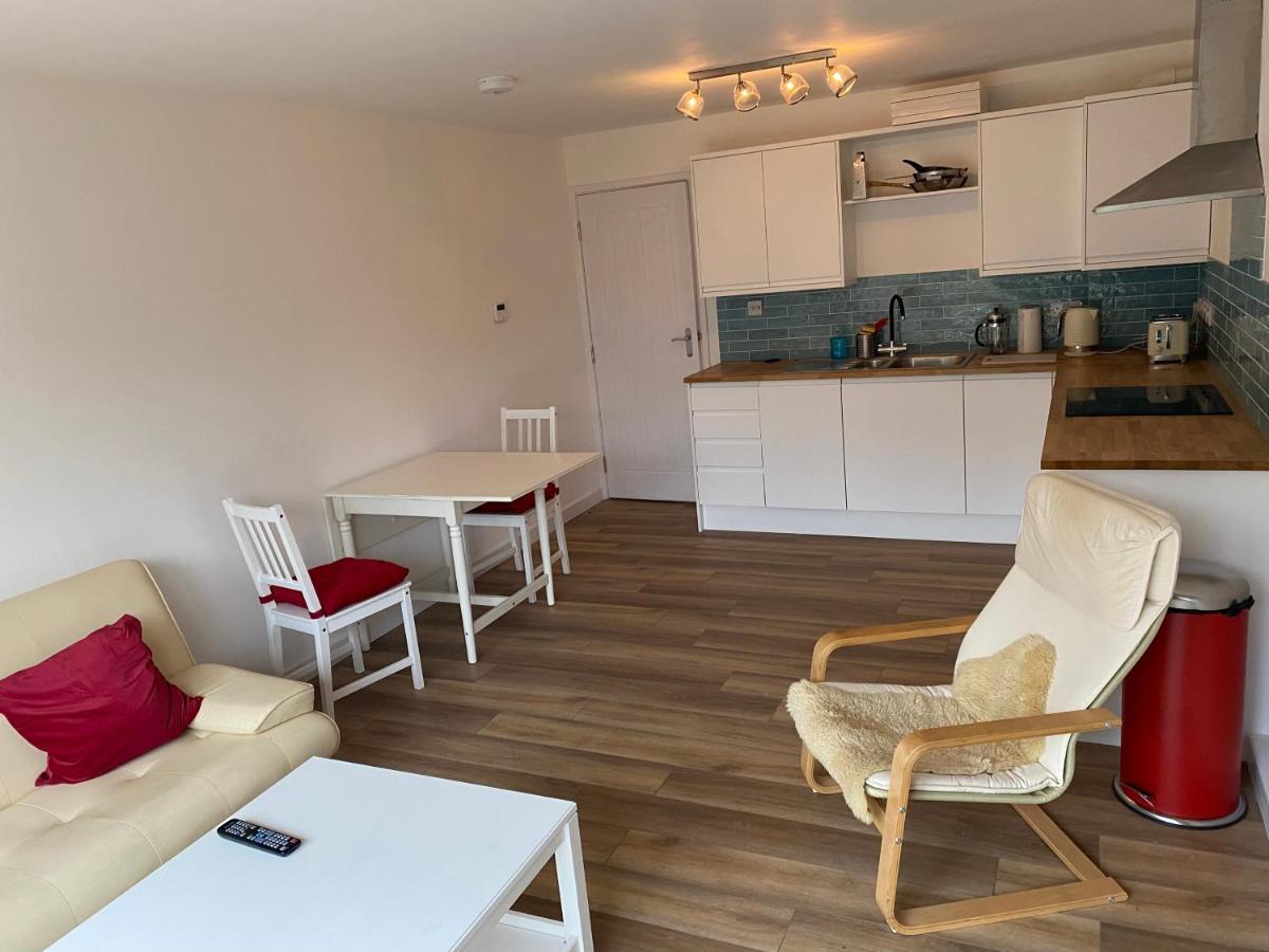 Adorable One-Bedroom Flat With Patio Garden. Southwick  외부 사진