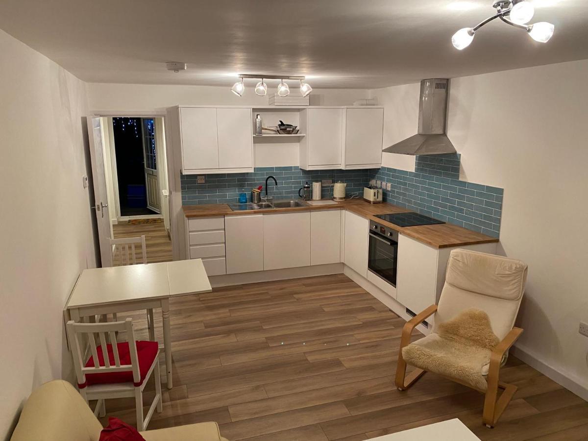 Adorable One-Bedroom Flat With Patio Garden. Southwick  외부 사진