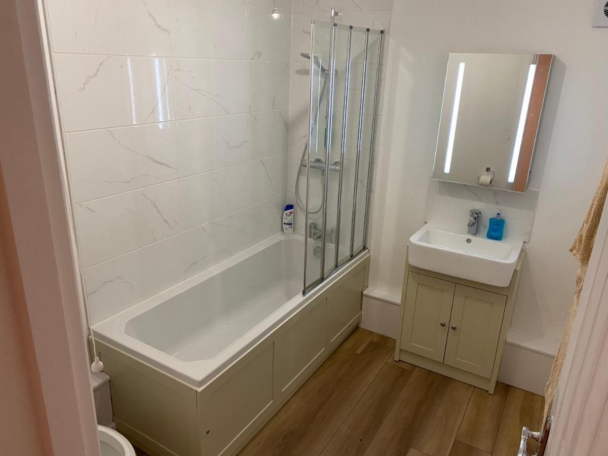 Adorable One-Bedroom Flat With Patio Garden. Southwick  외부 사진