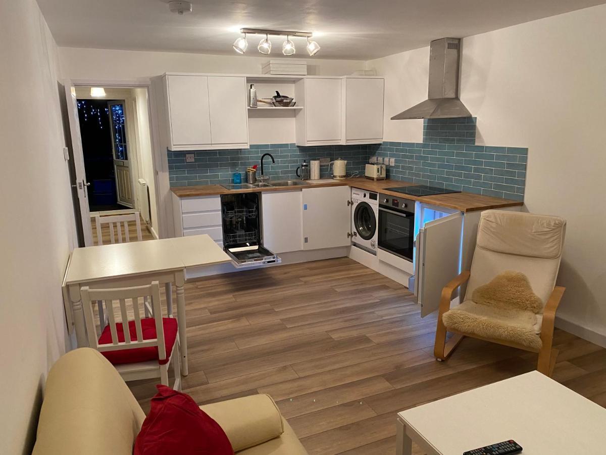 Adorable One-Bedroom Flat With Patio Garden. Southwick  외부 사진