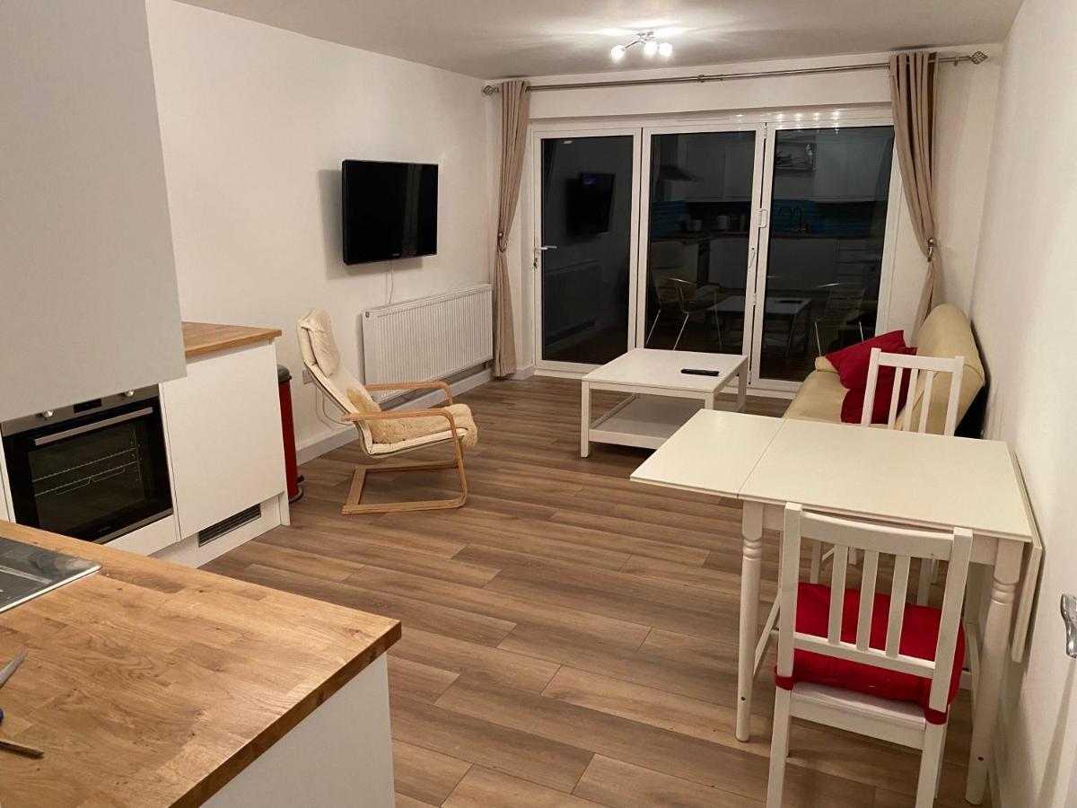 Adorable One-Bedroom Flat With Patio Garden. Southwick  외부 사진