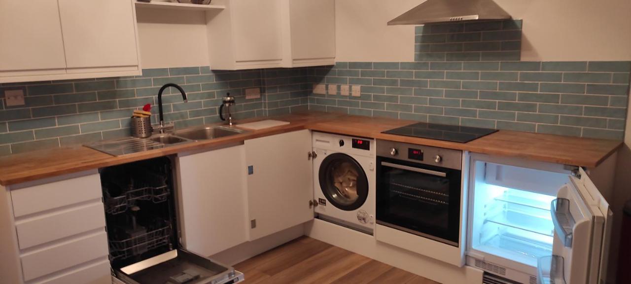 Adorable One-Bedroom Flat With Patio Garden. Southwick  외부 사진