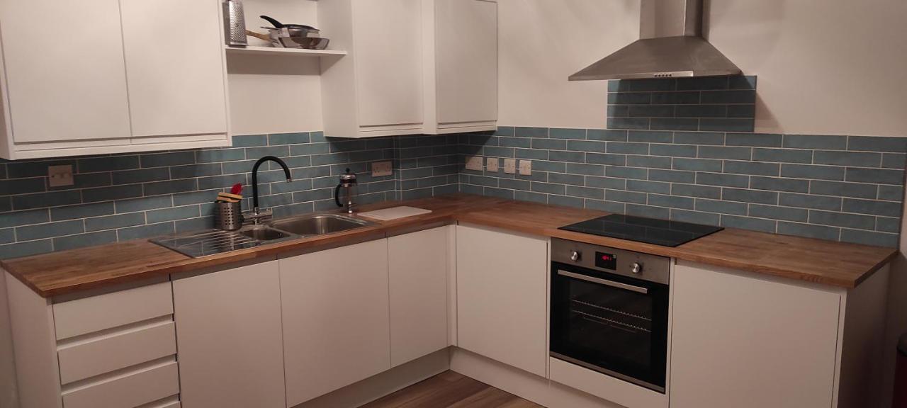 Adorable One-Bedroom Flat With Patio Garden. Southwick  외부 사진