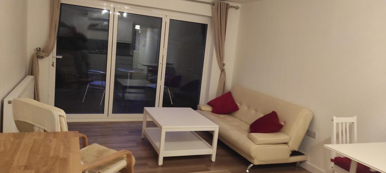 Adorable One-Bedroom Flat With Patio Garden. Southwick  외부 사진
