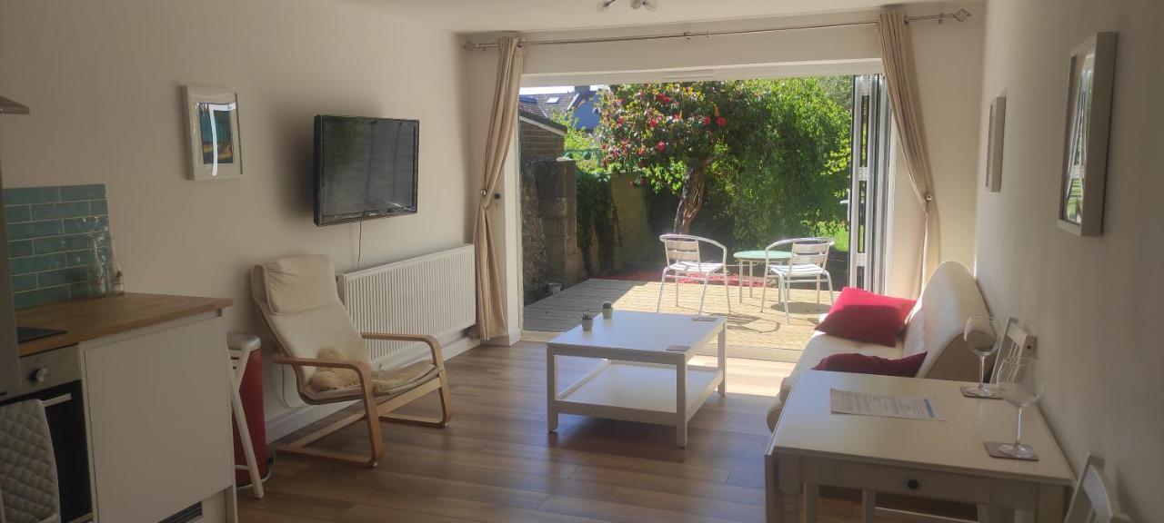 Adorable One-Bedroom Flat With Patio Garden. Southwick  외부 사진