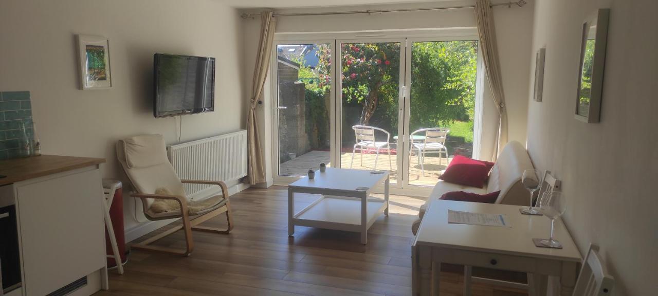 Adorable One-Bedroom Flat With Patio Garden. Southwick  외부 사진