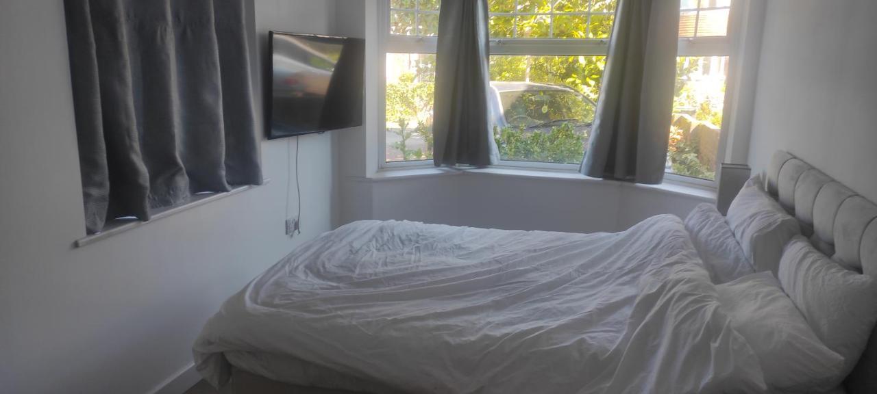 Adorable One-Bedroom Flat With Patio Garden. Southwick  외부 사진