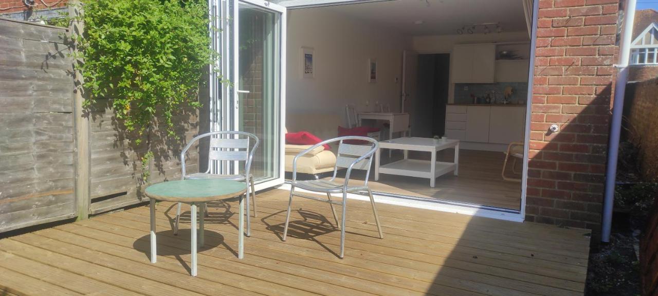 Adorable One-Bedroom Flat With Patio Garden. Southwick  외부 사진
